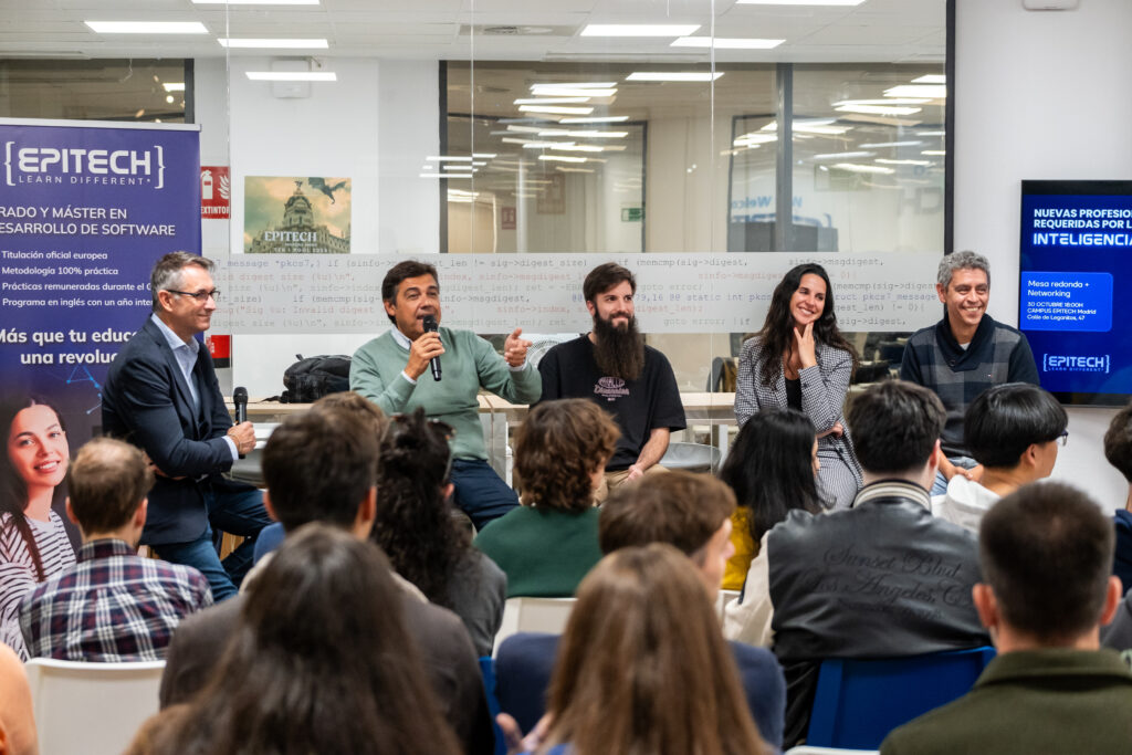 Expertos debaten sobre las nuevas habilidades requeridas en la era de la IA.