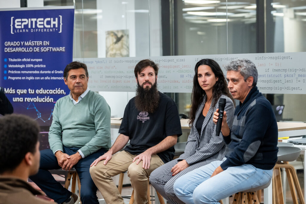 Expertos debaten sobre las nuevas habilidades requeridas en el contexto de la IA.